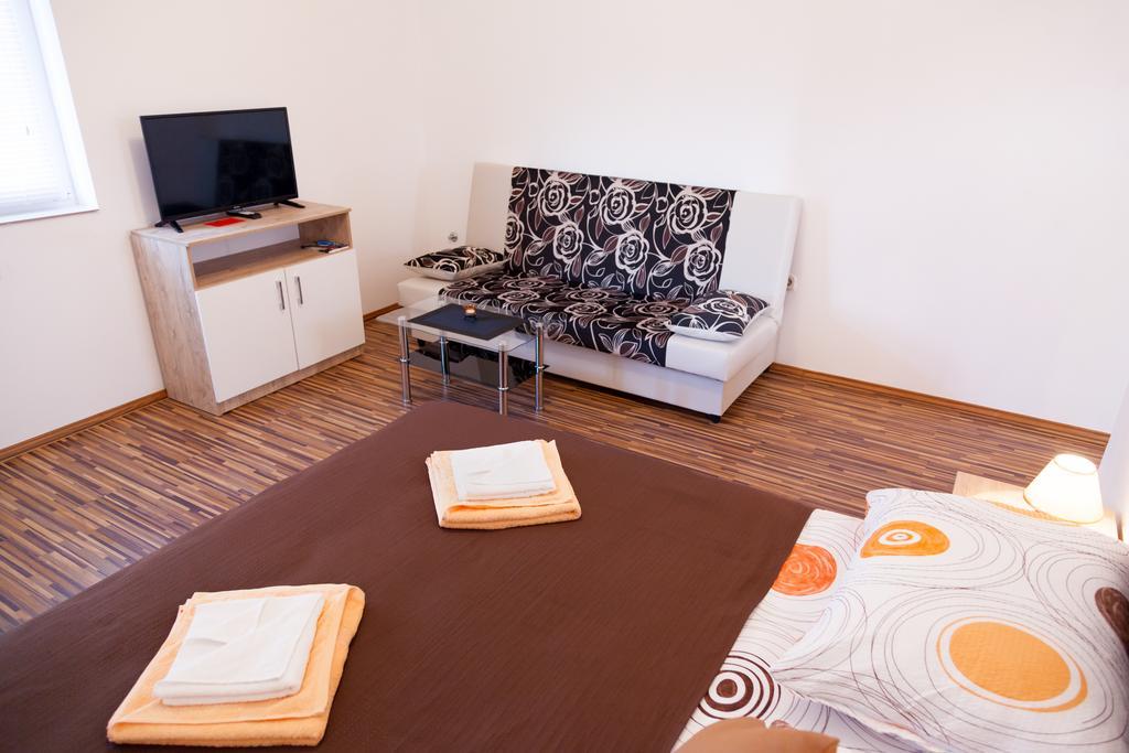 Apartment & Room Toma Smoljanac Exterior photo