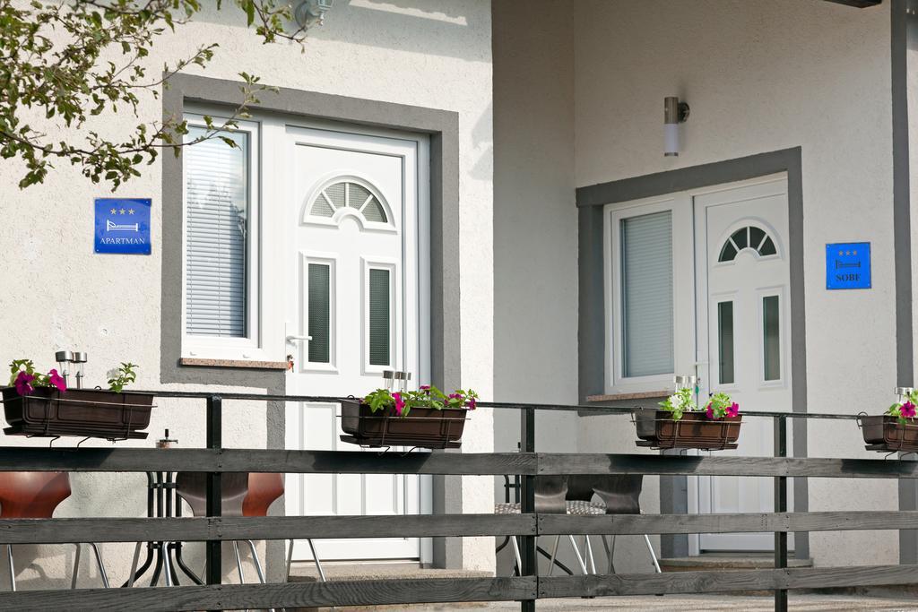 Apartment & Room Toma Smoljanac Exterior photo
